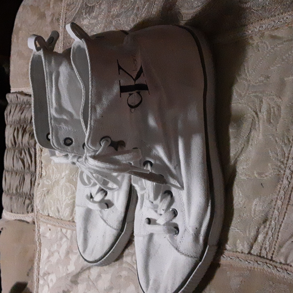 Tennis shoes